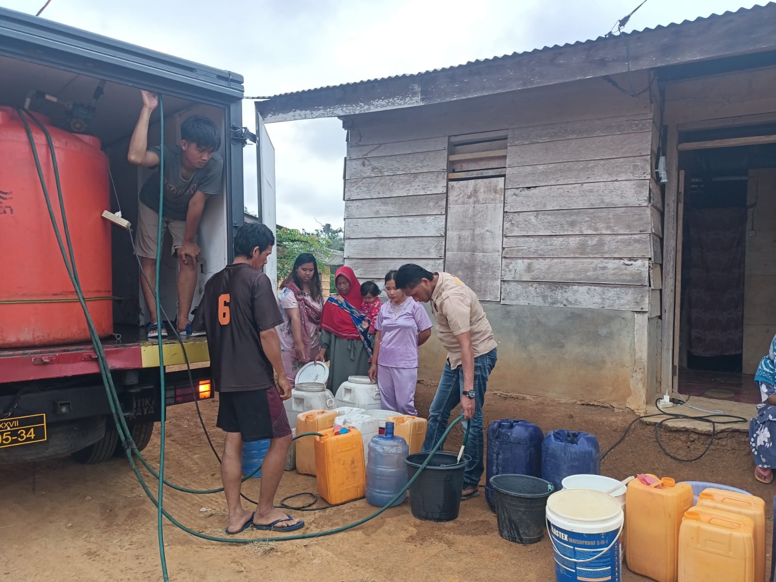 Masyarakat Kesulitan, Humas Polres Kaur Salurkan Bansos 5.000 Liter Air Bersih 