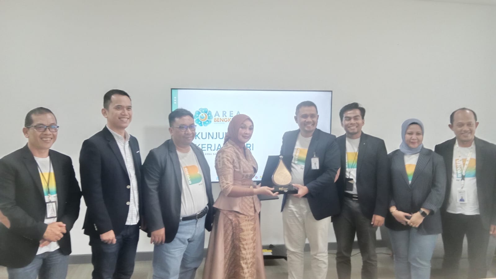 Anggota DPR RI Erna Sari Dewi Meninjau Ketersediaan Dana KUR di BSI Bengkulu 