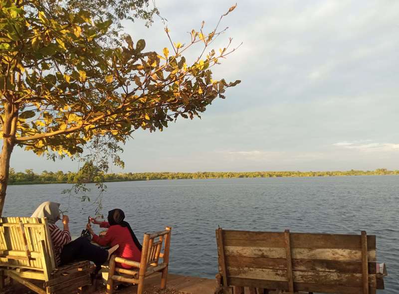 Makin Asyik Duduk Santai Menikmati Sunset di Danau Dendam Tak Sudah 