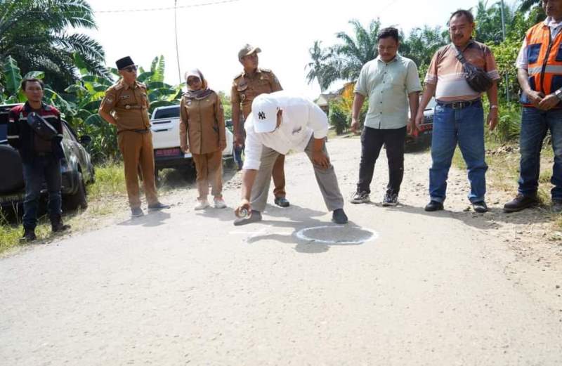 Bupati Seluma Beri Tanda Titik Nol  Jalan Mulus di Lima Lokasi