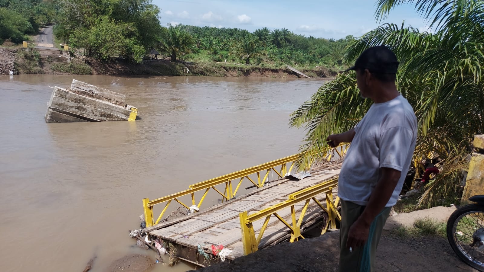 Jembatan Penghubung 2 Kecamatan Hanyut Diterjang Banjir