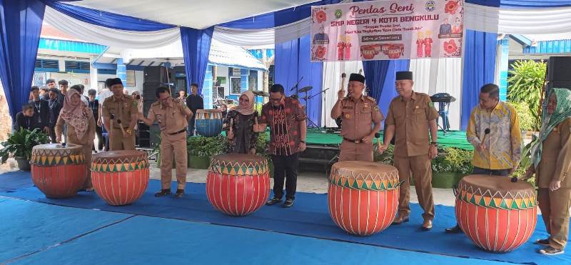 Penjabat Walikota Bengkulu  Resmikan Pentas Seni SMPN 4 Kota Bengkulu