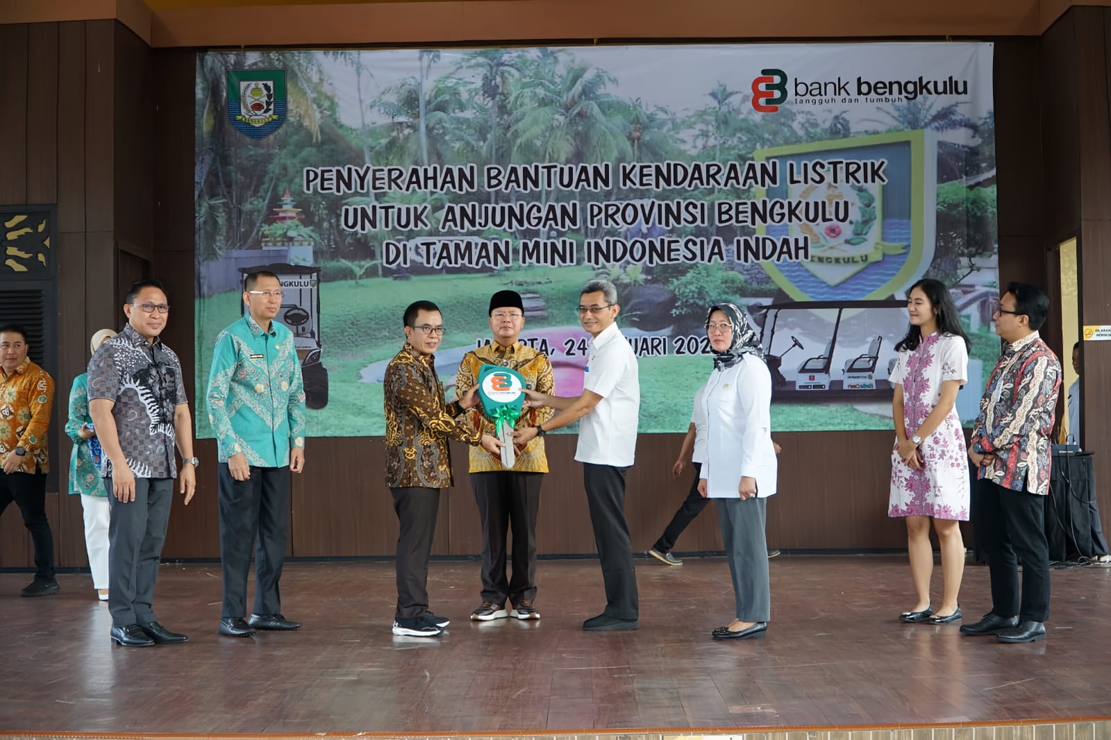 Bank Bengkulu Cabang Jakarta Serahkan Kendaraan Mobil Listrik Untuk Anjungan Bengkulu di TMII