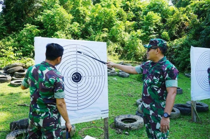  Prajurit Kodim 0408 Bengkulu Selatan - Kaur  Angkat Senjata