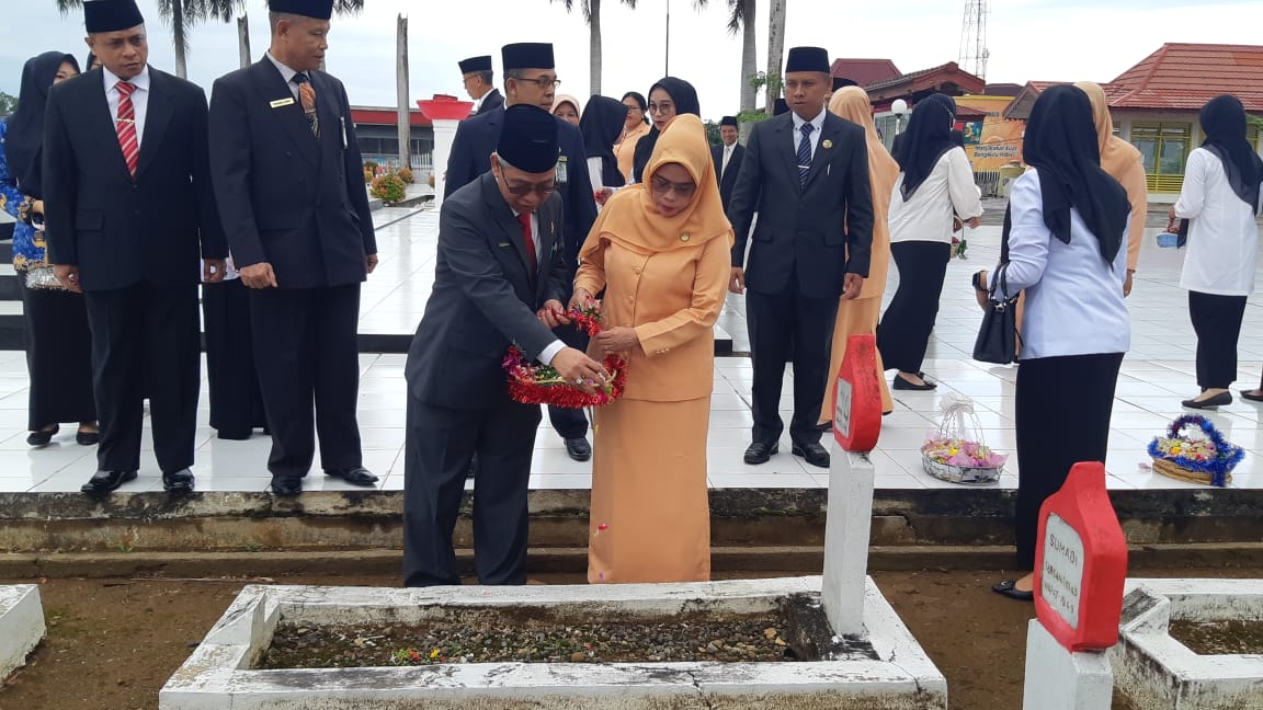 Kakanwil Kemenag Provinsi Bengkulu Gelar Tabur Bunga di Taman Makam Pahlawan Balai Buntar