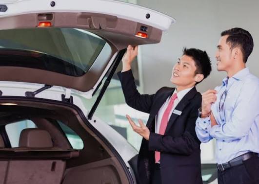 Dilema Pilih Mobil: Mending Bau Dealer atau Bau Tabungan?