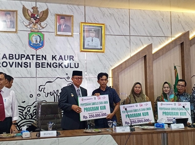 Bank Bengkulu Serahkan  Pinjaman Modal Usaha Rp 1 Miliar Kepada Tiga Pelaku UMKM Kabupaten Kaur