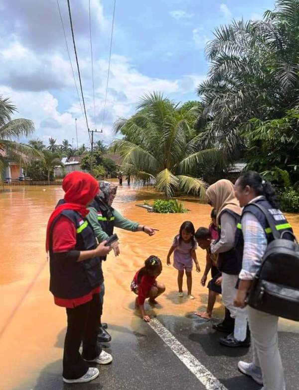 Ikut Prihatin, Tim Krisis Dinas Kesehatan Seluma Pantau   dan Beri Bantuan Obat ke  Korban Banjir