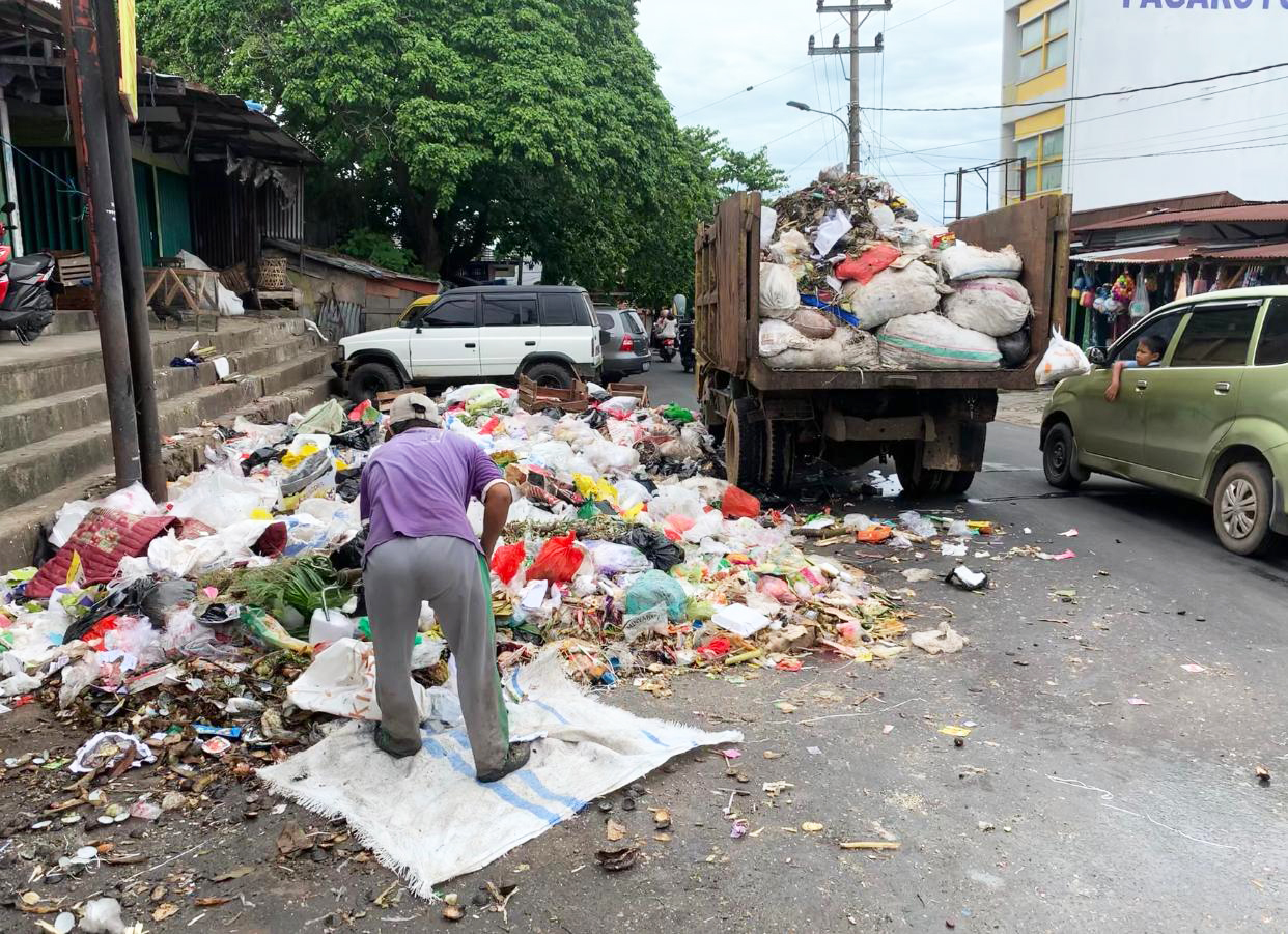 Masyarakat Senang, Gubernur Bengkulu Helmi Hasan Siapkan 100 Kontainer Sampah dan Truk untuk Pemkot Bengkulu