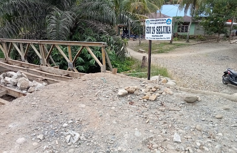 Bekas Proyek Perehaban Jembatan Tinggalkan Masalah, Material  Bangunan Tutup Akses Jalan ke SDN 29 Seluma