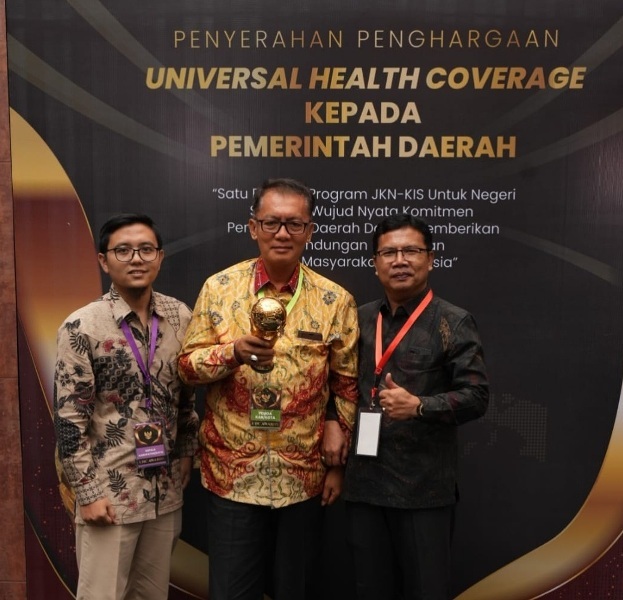 Bupati Kaur Terima Penghargaan Universal Health Coverage  Awards