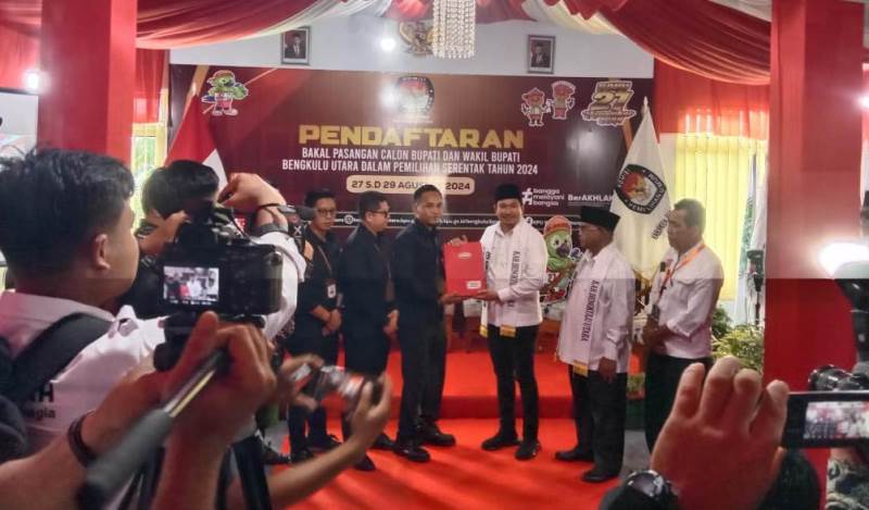 Setelah Mendaftar di KPU, Pasangan Arie Septia - Sumarno Targetnya  Unggul 80 Persen