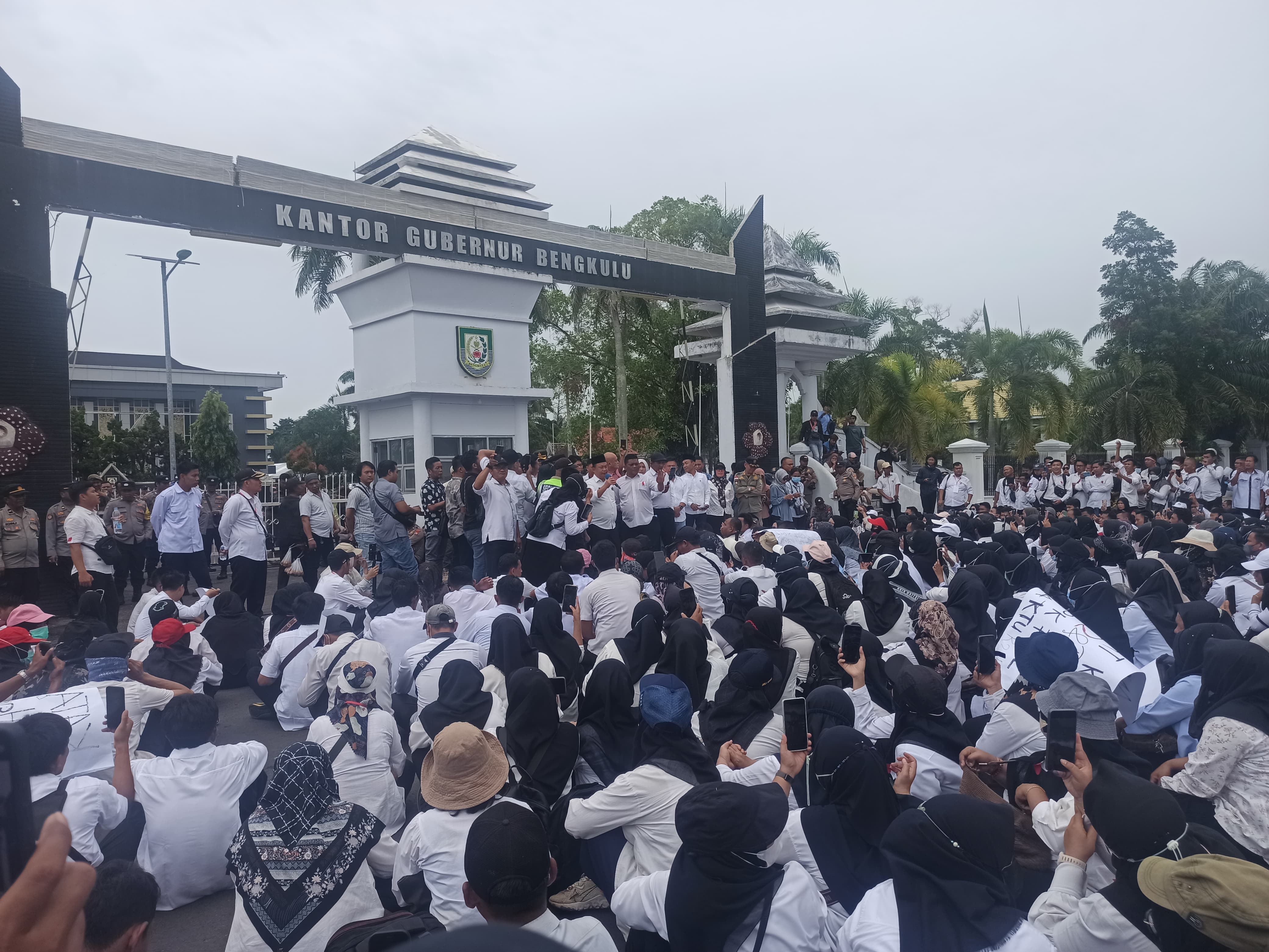 Menggugat Nasib! Ribuan Honorer Kategori R2 dan R3 Pemprov Bengkulu Turun Ke Jalan Minta Diangkat PPPK Penuh 