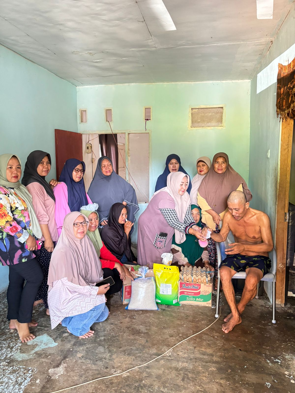 Kepedulian Sosial: Warga RT 21 RW 5 Betungan Kompak Bantu Penderita Stroke Keluarga Hasibuan