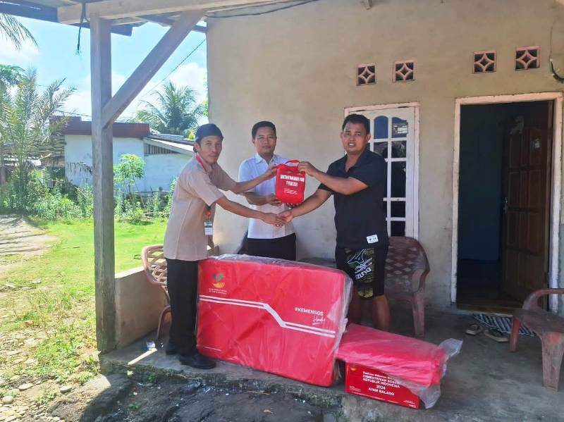 Dinas Sosial  Seluma Berikan  Bantuan untuk Korban Kebakaran di Tangga Batu