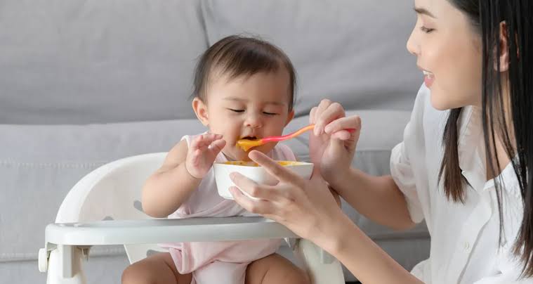 7 Ide Makanan Sehat dan Terbaik yang Aman Serta Cocok Untuk Bayi Berusia 4 Bulan