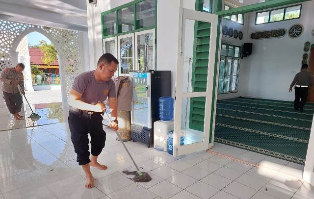 Bakti Sosial Religi, Polresta Bengkulu dan Jajaran Bantu Bersihkan Masjid