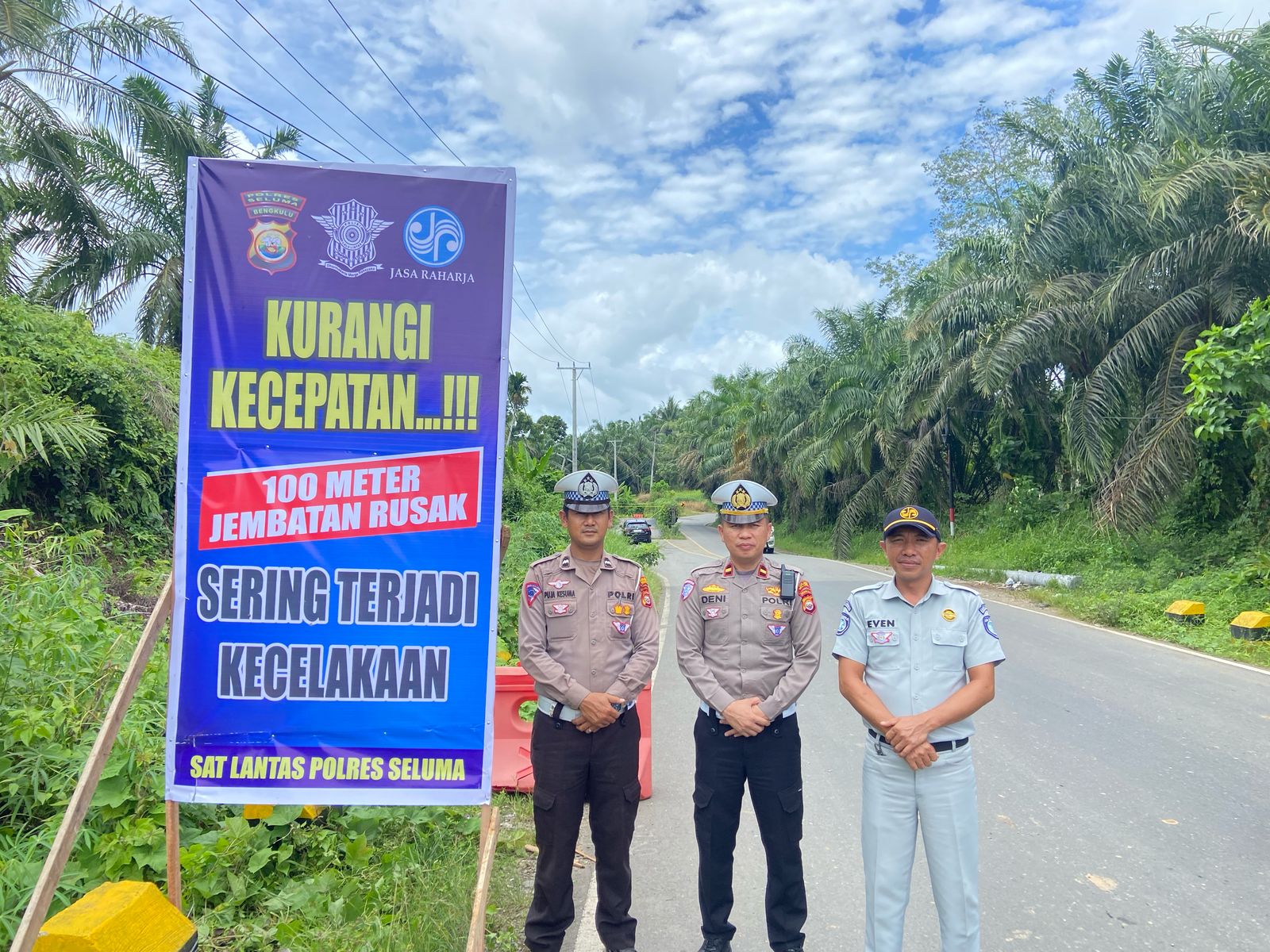 Jasa Raharja dan Satlantas Polres Seluma melakukan Pemasangan Himbauan Keselamatan