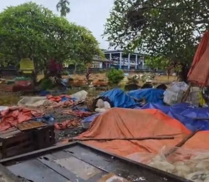 Penertiban PKL, Barang dan Peralatan Pedagang Disimpan di TPU Belakang Pondok