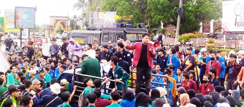 Ricuh! 4 Orang Mahasiswa Diamankan Polisi, Aliansi BEM Sampaikan Mosi Tidak Percaya DPRD
