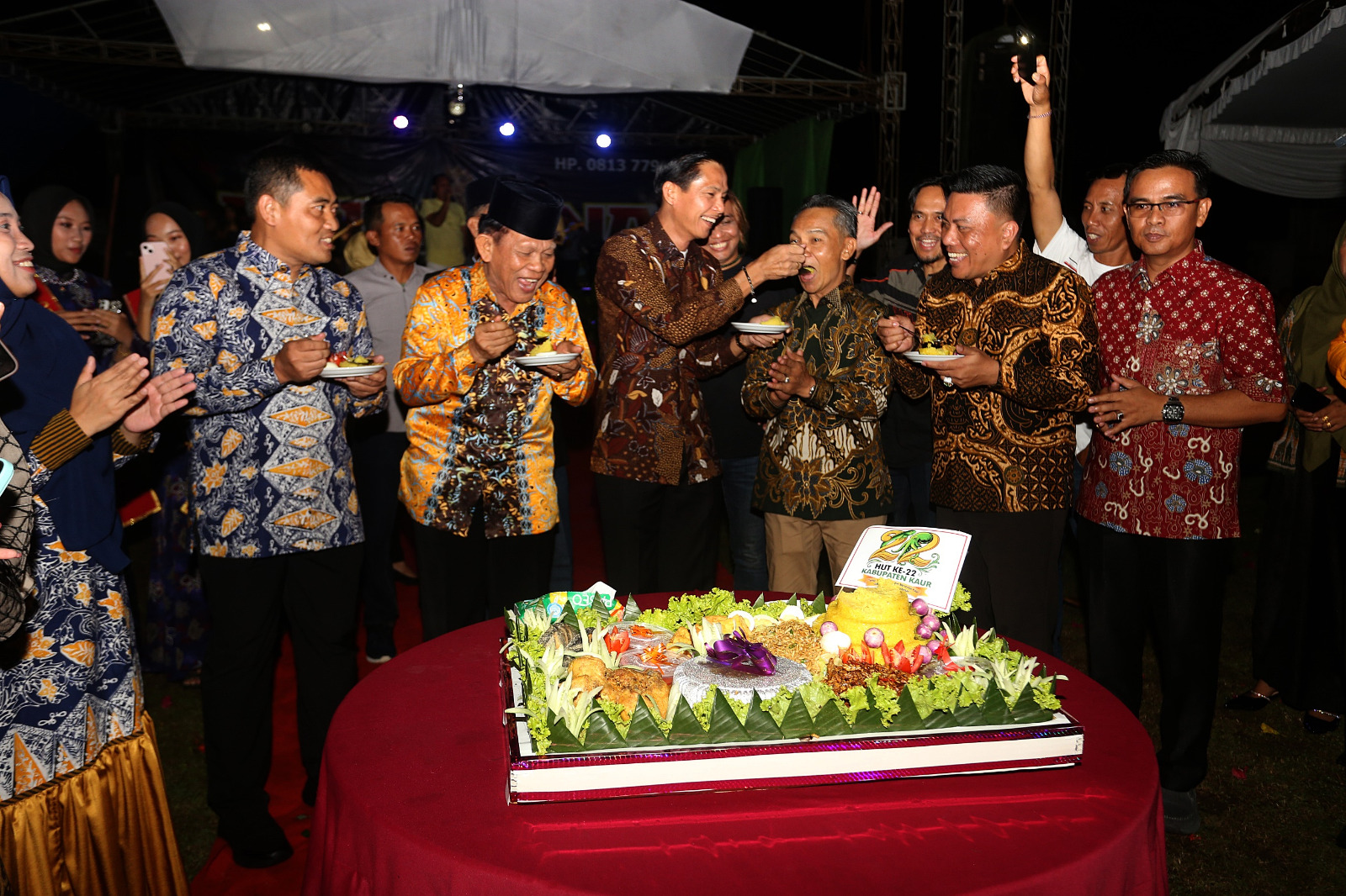Penutupan Kegiatan HUT Kabupaten Kaur ke - 22, Gelar Syukuran Rakyat diakhiri Potong Tumpeng