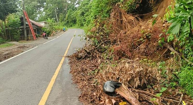 Warga Minta Terjunkan Alat Berat,  Material Longsor Ganggu Jalan di Seluma