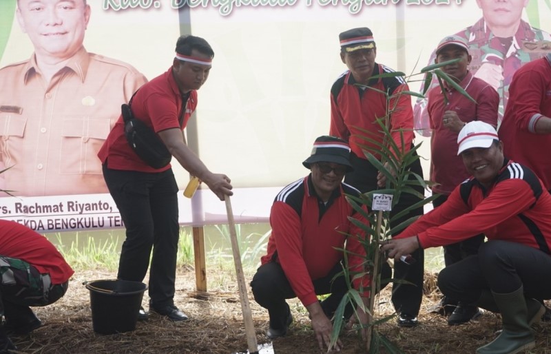 Penjabat Bupati Bengkulu Tengah dan Rombongan Tanam Bambu di Sempadan Sungai Lemau