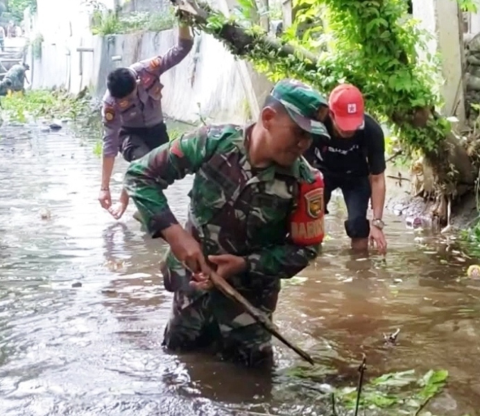 Kodim 0408 Bengkulu Selatan- Kaur Bersihkan Saluran Air