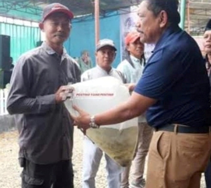 Pemkab Bengkulu Utara Serahkan Bantuan Kepada 500 Nelayan Saat Lomba Masak Serba Ikan