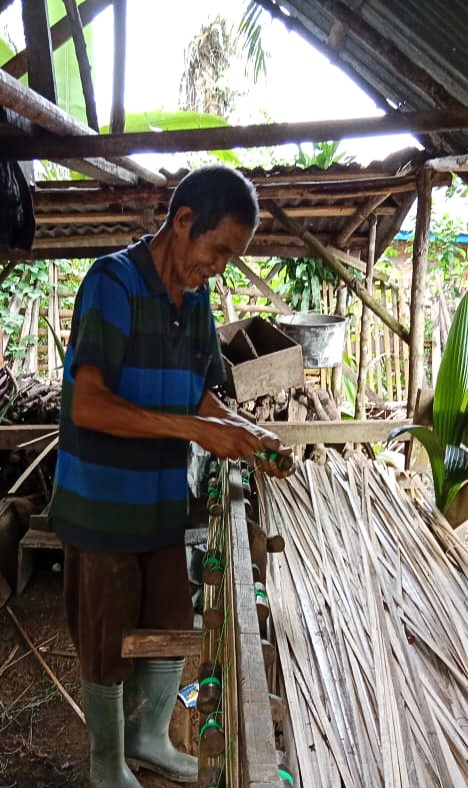 Kerajinan Tirai,  Produk Olahan dari Pelepah Sawit Mendatangkan Cuan
