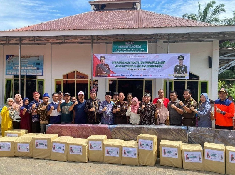 Disambut Walikota Bengkulu, Kajati Bengkulu Serahkan Bantuan Kepada Korban Gempa