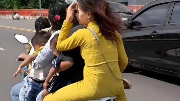 Viral! Ibu ibu Bonceng 7 Tak Pakai Helm di Jembatan Ampera Palembang