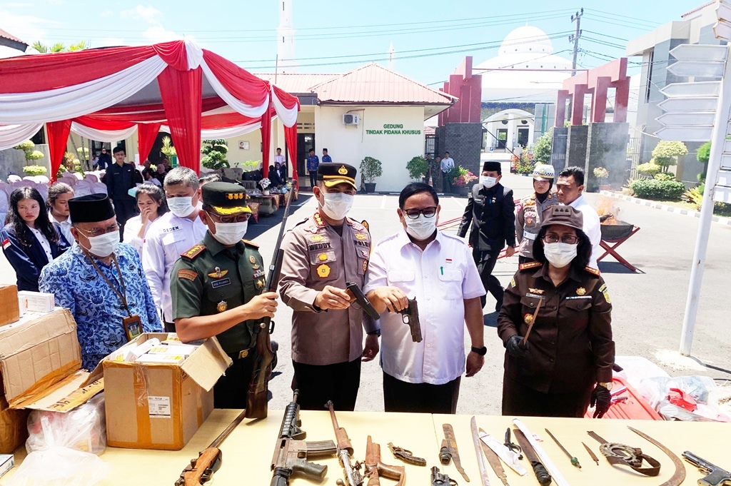 Kejari Bengkulu Musnahkan 8 Senjata Api dan Barang Bukti Hasil Kejahatan