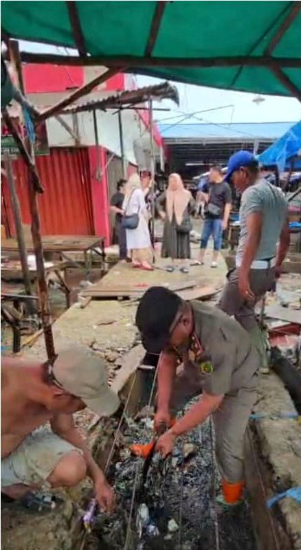 Satpol PP dan Pedagang Pasar Panorama  Lakukan Aksi Bersih Drainase 