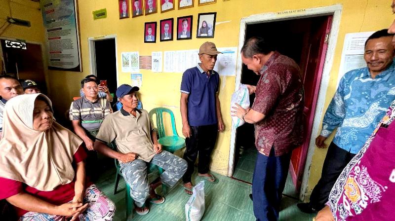 Ringankan Beban Masyarakat, Wabup Bengkulu Selatan Salurkan Bantuan Pasca Panik Bencana Alam