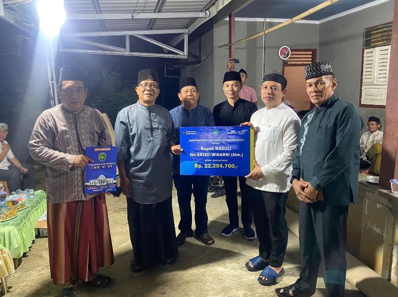 Hibur Warga Yang Sedang Berduka, Walikota  Serahkan 4 In 1