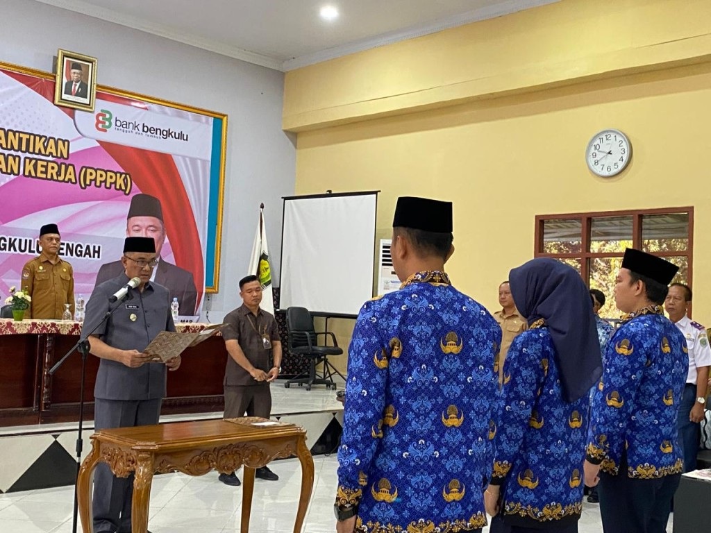 Penjabat Bupati Bengkulu Tengah Lantik 110 Orang Pegawai Pemerintah Dengan Perjanjian Kerja