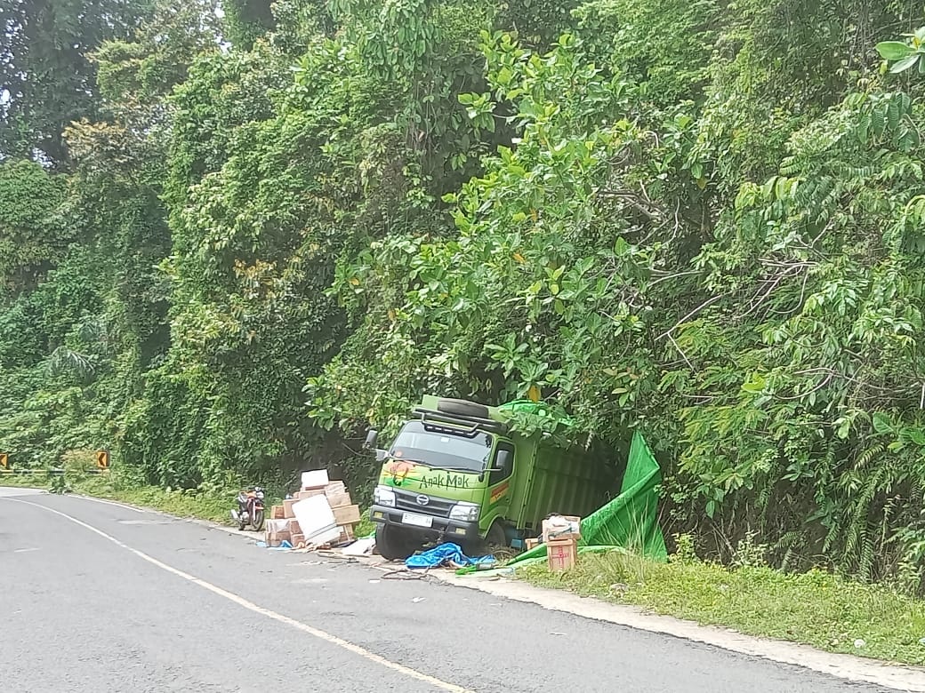 Kasihan, Truk Kelontongan yang Hantam Tebing Bayur Kaur Belum Dievakuasi, Masih Menunggu Bantuan