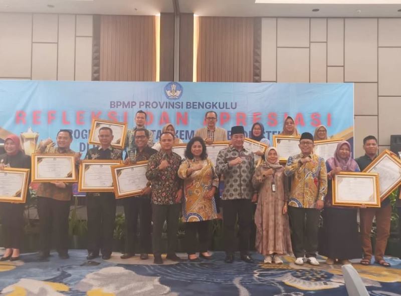 Dinas Pendidikan dan Kebudayaan Kabupaten Seluma Raih Penghargaan