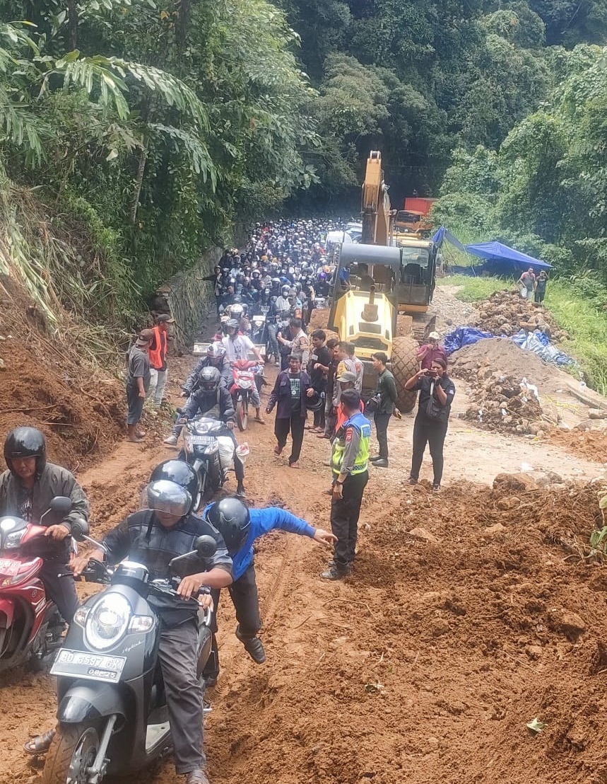 Lakukan Buka Tutup, Jalan Ambles di Liku Sembilan  Benteng Sudah Bisa Dilewati