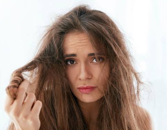 Rambut Kering Ganggu Penampilan? Berikut 6 Tips Merawatnya Agar Kembali Sehat