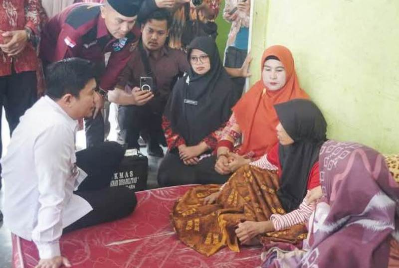 Tingkatkan Kesejahteraan, Bupati Arie Salurkan Bantuan Bagi Keluarga Prasejahtera dan Penyandang Disabilitas 