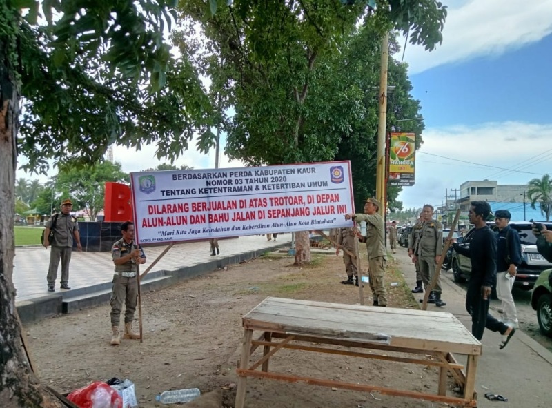 Satpol PP Kabupaten Kaur Pasang Tanda Larangan Berjualan di Alun-Alun Lapangan Merdeka Bintuhan