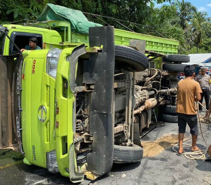 Masyarakat Mendadak Heboh, Truk   Terguling di Lubuk Sini