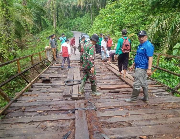 Takut Akses Jalan Putus, Camat Bersama Warga Ulu Talo Swadaya Perbaiki Jembatan