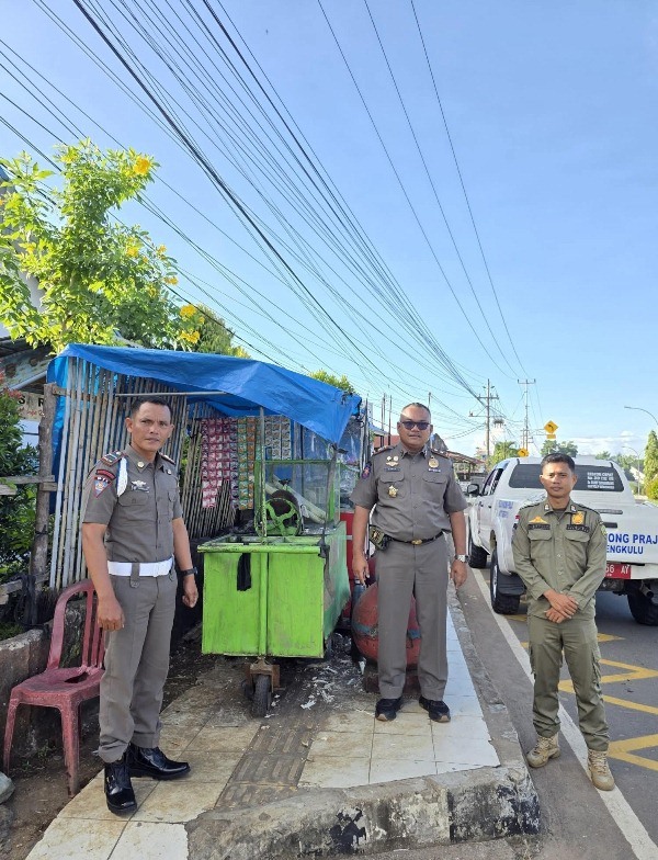  Sahat Marulitua Situmorang: Jalan dan Trotoar Hak Publik,  Bukan untuk Area Berdagang