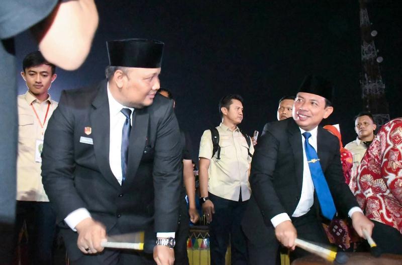 Walikota dan Wawali   Turun Tangan Tabuh Dhol Bersama 500 Orang Seniman Bengkulu