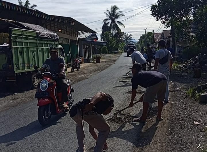 Momen HUT ke-22 Kabupaten Mukomuko, Warga Penarik Perbaiki Jalan Berlubang Secara Swadaya 