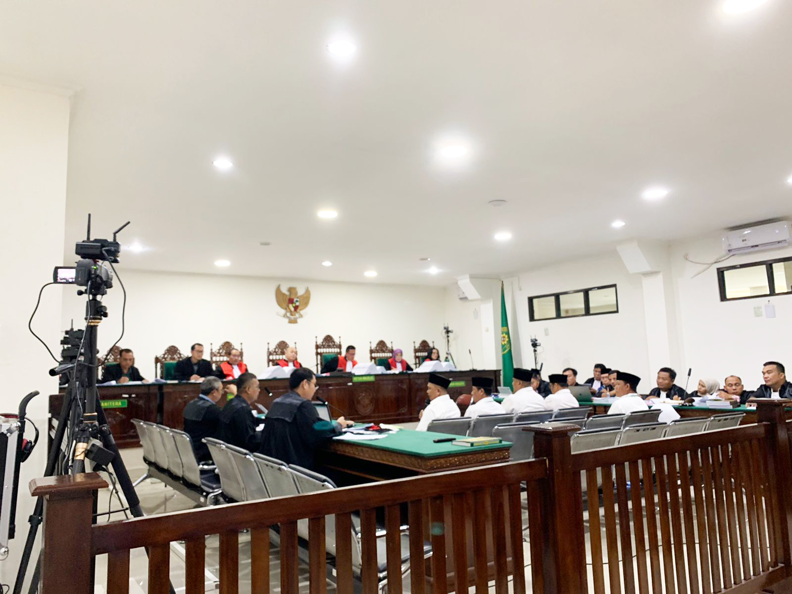 Mantan Kepala Biro Umum Provinsi Bengkulu Buang iPhone Ketika KPK OTT 