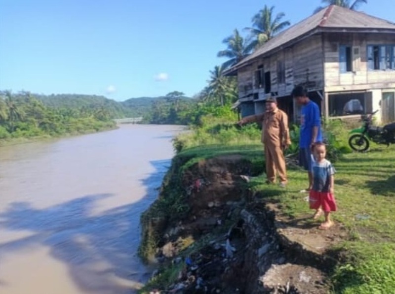  Luapan Air Sungai  Nasal Semakin Membahayakan Rumah Warga